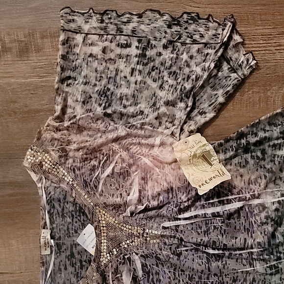 NWT one world size medium - Picture 5 of 7